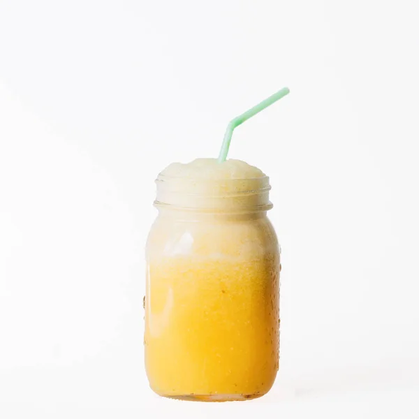 在玻璃杂货店里橙汁 白色背景 浴缸喝 Oranje 圆水果 天然产品 维他命 木托盘 一杯可口的饮料 — 图库照片