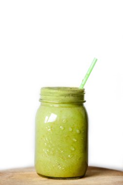 Yeşil smoothies. Beyaz bir arka plan üzerinde. Smoothies kivi, avokado, elma ve marul. Kivi birçok vitamin ve anti-oksidanlar içerir. Elma demir bir yeri vardır. Mükemmel smoothies detoksifikasyon için. Lezzetli.