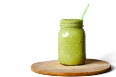 Yeşil smoothies. Beyaz bir arka plan üzerinde. Smoothies kivi, avokado, elma ve marul. Kivi birçok vitamin ve anti-oksidanlar içerir. Elma demir bir yeri vardır. Mükemmel smoothies detoksifikasyon için. Lezzetli.