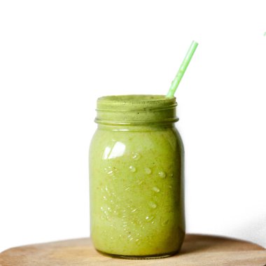 Yeşil smoothies. Beyaz bir arka plan üzerinde. Smoothies kivi, avokado, elma ve marul. Kivi birçok vitamin ve anti-oksidanlar içerir. Elma demir bir yeri vardır. Mükemmel smoothies detoksifikasyon için. Lezzetli.