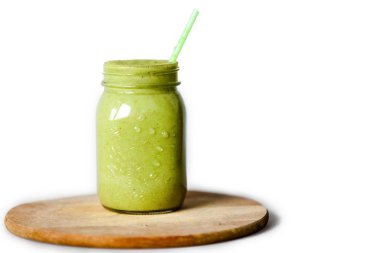 Yeşil smoothies. Beyaz bir arka plan üzerinde. Smoothies kivi, avokado, elma ve marul. Kivi birçok vitamin ve anti-oksidanlar içerir. Elma demir bir yeri vardır. Mükemmel smoothies detoksifikasyon için. Lezzetli.