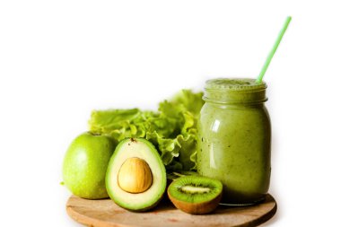 Yeşil smoothies. Beyaz bir arka plan üzerinde. Smoothies kivi, avokado, elma ve marul. Kivi birçok vitamin ve anti-oksidanlar içerir. Elma demir bir yeri vardır. Mükemmel smoothies detoksifikasyon için. Lezzetli.