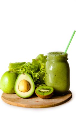 Yeşil smoothies. Beyaz bir arka plan üzerinde. Smoothies kivi, avokado, elma ve marul. Kivi birçok vitamin ve anti-oksidanlar içerir. Elma demir bir yeri vardır. Mükemmel smoothies detoksifikasyon için. Lezzetli.