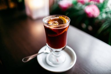 Klasik mulled şarap. Saydam bir cam. Temiz cam. Ahşap bir masa üzerinde duran. Sezon soğuk sıcak içecek.