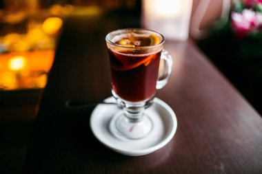 Klasik mulled şarap. Saydam bir cam. Temiz cam. Ahşap bir masa üzerinde duran. Sezon soğuk sıcak içecek.