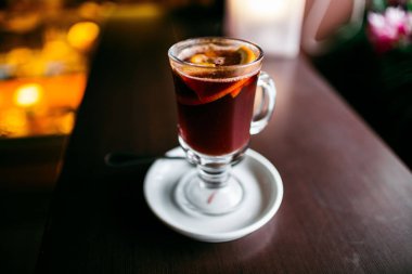 Klasik mulled şarap. Saydam bir cam. Temiz cam. Ahşap bir masa üzerinde duran. Sezon soğuk sıcak içecek.