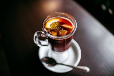 Klasik mulled şarap. Saydam bir cam. Temiz cam. Ahşap bir masa üzerinde duran. Sezon soğuk sıcak içecek.