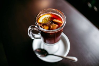 Klasik mulled şarap. Saydam bir cam. Temiz cam. Ahşap bir masa üzerinde duran. Sezon soğuk sıcak içecek.