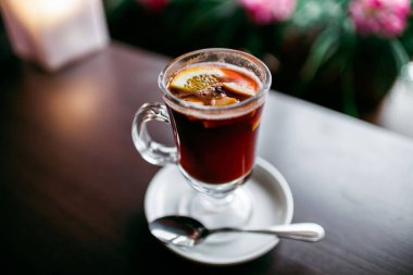 Klasik mulled şarap. Saydam bir cam. Temiz cam. Ahşap bir masa üzerinde duran. Sezon soğuk sıcak içecek.