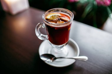 Klasik mulled şarap. Saydam bir cam. Temiz cam. Ahşap bir masa üzerinde duran. Sezon soğuk sıcak içecek.