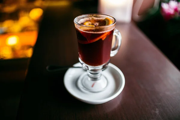 Klassieke Glühwein Een Transparant Glas Schoon Glas Staande Een Houten — Stockfoto