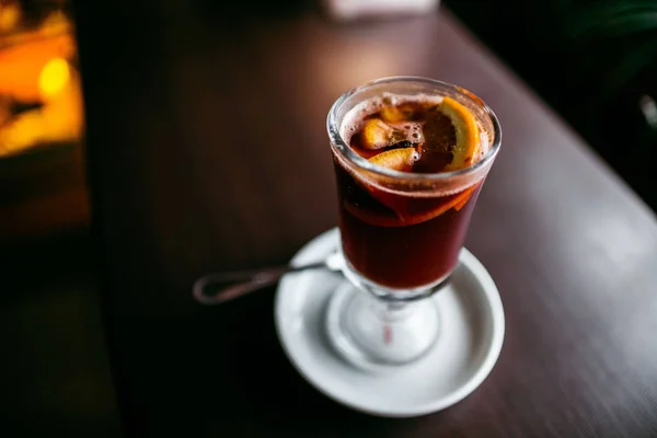 Klassieke Glühwein Een Transparant Glas Schoon Glas Staande Een Houten — Stockfoto