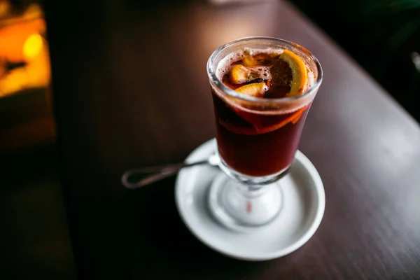 Klassieke Glühwein Een Transparant Glas Schoon Glas Staande Een Houten — Stockfoto