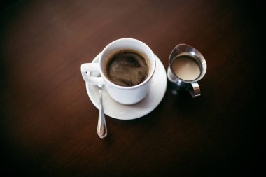 Şehir içinde rahat kafe. Kahve içecek şiddetle canlandırmak. Amerikan, cappuccino veya latte vardır en lezzetli içecekler.