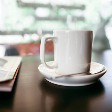 Şehir içinde rahat kafe. Kahve içecek şiddetle canlandırmak. Amerikan, cappuccino veya latte vardır en lezzetli içecekler.