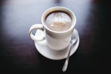 Şehir içinde rahat kafe. Kahve içecek şiddetle canlandırmak. Amerikan, cappuccino veya latte vardır en lezzetli içecekler.