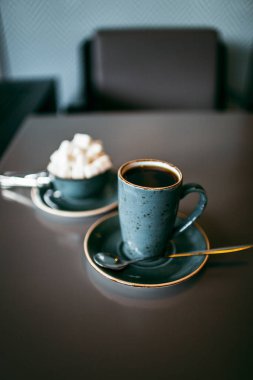 Şehir içinde rahat kafe. Kahve içecek şiddetle canlandırmak. Amerikan, cappuccino veya latte vardır en lezzetli içecekler.