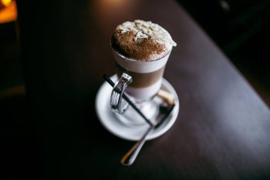 Şehir içinde rahat kafe. Kahve içecek şiddetle canlandırmak. Amerikan, cappuccino veya latte vardır en lezzetli içecekler.