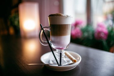 Şehir içinde rahat kafe. Kahve içecek şiddetle canlandırmak. Amerikan, cappuccino veya latte vardır en lezzetli içecekler.