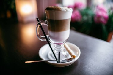 Şehir içinde rahat kafe. Kahve içecek şiddetle canlandırmak. Amerikan, cappuccino veya latte vardır en lezzetli içecekler.