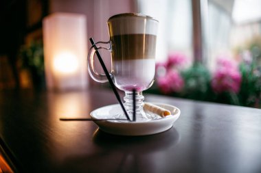 Şehir içinde rahat kafe. Kahve içecek şiddetle canlandırmak. Amerikan, cappuccino veya latte vardır en lezzetli içecekler.