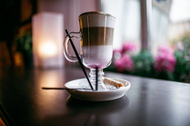 Şehir içinde rahat kafe. Kahve içecek şiddetle canlandırmak. Amerikan, cappuccino veya latte vardır en lezzetli içecekler.