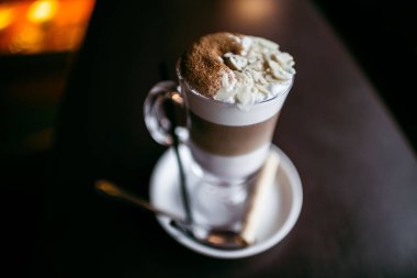 Şehir içinde rahat kafe. Kahve içecek şiddetle canlandırmak. Amerikan, cappuccino veya latte vardır en lezzetli içecekler.