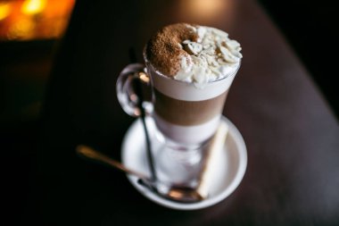 Şehir içinde rahat kafe. Kahve içecek şiddetle canlandırmak. Amerikan, cappuccino veya latte vardır en lezzetli içecekler.