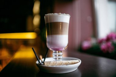 Şehir içinde rahat kafe. Kahve içecek şiddetle canlandırmak. Amerikan, cappuccino veya latte vardır en lezzetli içecekler.