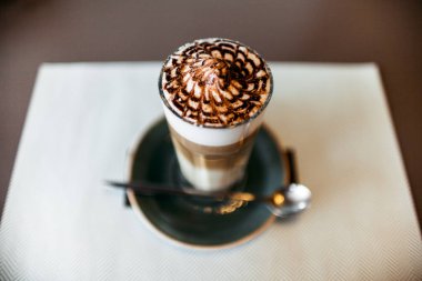 Şehir içinde rahat kafe. Kahve içecek şiddetle canlandırmak. Amerikan, cappuccino veya latte vardır en lezzetli içecekler.