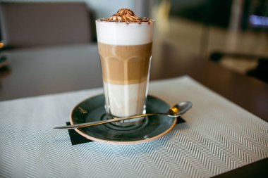 Şehir içinde rahat kafe. Kahve içecek şiddetle canlandırmak. Amerikan, cappuccino veya latte vardır en lezzetli içecekler.