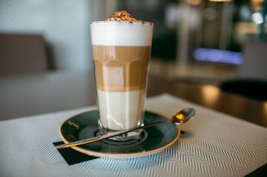 Şehir içinde rahat kafe. Kahve içecek şiddetle canlandırmak. Amerikan, cappuccino veya latte vardır en lezzetli içecekler.