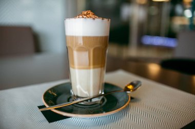 Şehir içinde rahat kafe. Kahve içecek şiddetle canlandırmak. Amerikan, cappuccino veya latte vardır en lezzetli içecekler.