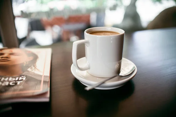 Şehir Içinde Rahat Kafe Kahve Içecek Şiddetle Canlandırmak Amerikan Cappuccino — Stok fotoğraf