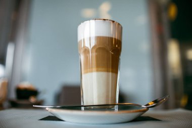 Şehir içinde rahat kafe. Kahve içecek şiddetle canlandırmak. Amerikan, cappuccino veya latte vardır en lezzetli içecekler.