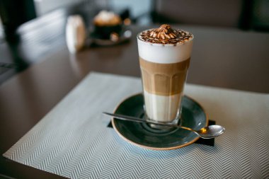 Şehir içinde rahat kafe. Kahve içecek şiddetle canlandırmak. Amerikan, cappuccino veya latte vardır en lezzetli içecekler.