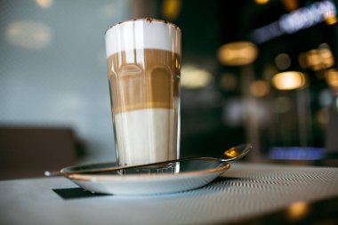 Şehir içinde rahat kafe. Kahve içecek şiddetle canlandırmak. Amerikan, cappuccino veya latte vardır en lezzetli içecekler.