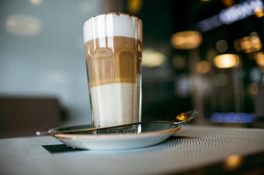 Şehir içinde rahat kafe. Kahve içecek şiddetle canlandırmak. Amerikan, cappuccino veya latte vardır en lezzetli içecekler.