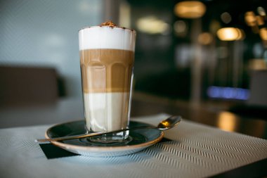 Şehir içinde rahat kafe. Kahve içecek şiddetle canlandırmak. Amerikan, cappuccino veya latte vardır en lezzetli içecekler.