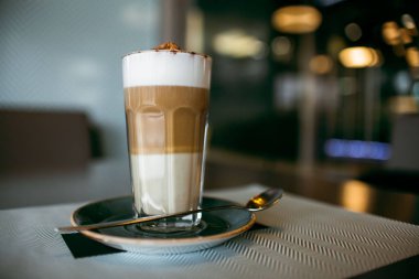 Şehir içinde rahat kafe. Kahve içecek şiddetle canlandırmak. Amerikan, cappuccino veya latte vardır en lezzetli içecekler.