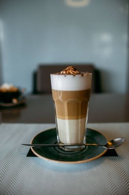 Şehir içinde rahat kafe. Kahve içecek şiddetle canlandırmak. Amerikan, cappuccino veya latte vardır en lezzetli içecekler.