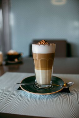 Şehir içinde rahat kafe. Kahve içecek şiddetle canlandırmak. Amerikan, cappuccino veya latte vardır en lezzetli içecekler.