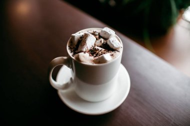 Şehir içinde rahat kafe. Kahve içecek şiddetle canlandırmak. Amerikan, cappuccino veya latte vardır en lezzetli içecekler.