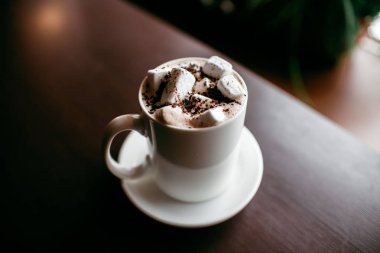 Şehir içinde rahat kafe. Kahve içecek şiddetle canlandırmak. Amerikan, cappuccino veya latte vardır en lezzetli içecekler.