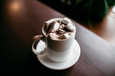 Şehir içinde rahat kafe. Kahve içecek şiddetle canlandırmak. Amerikan, cappuccino veya latte vardır en lezzetli içecekler.