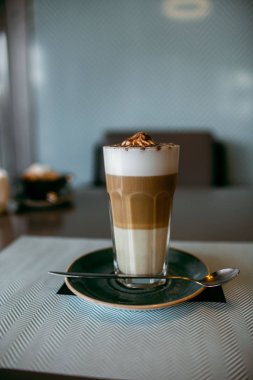 Şehir içinde rahat kafe. Kahve içecek şiddetle canlandırmak. Amerikan, cappuccino veya latte vardır en lezzetli içecekler.