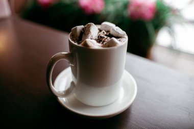 Şehir içinde rahat kafe. Kahve içecek şiddetle canlandırmak. Amerikan, cappuccino veya latte vardır en lezzetli içecekler.