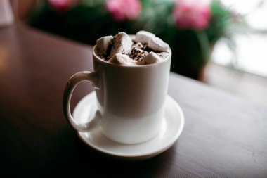 Şehir içinde rahat kafe. Kahve içecek şiddetle canlandırmak. Amerikan, cappuccino veya latte vardır en lezzetli içecekler.