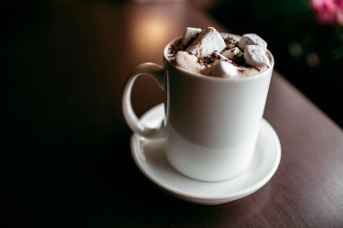 Şehir içinde rahat kafe. Kahve içecek şiddetle canlandırmak. Amerikan, cappuccino veya latte vardır en lezzetli içecekler.