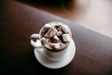 Şehir içinde rahat kafe. Kahve içecek şiddetle canlandırmak. Amerikan, cappuccino veya latte vardır en lezzetli içecekler.